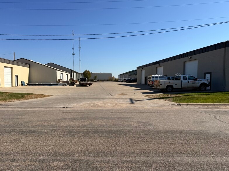 Shop/Office Portfolio For Sale portfolio of 5 properties for sale on LoopNet.ca - Building Photo - Image 1 of 52