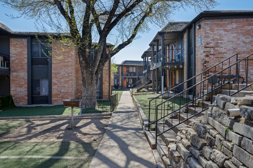 1007 E Rundberg Ln, Austin, TX à vendre - Photo du bâtiment - Image 3 de 22