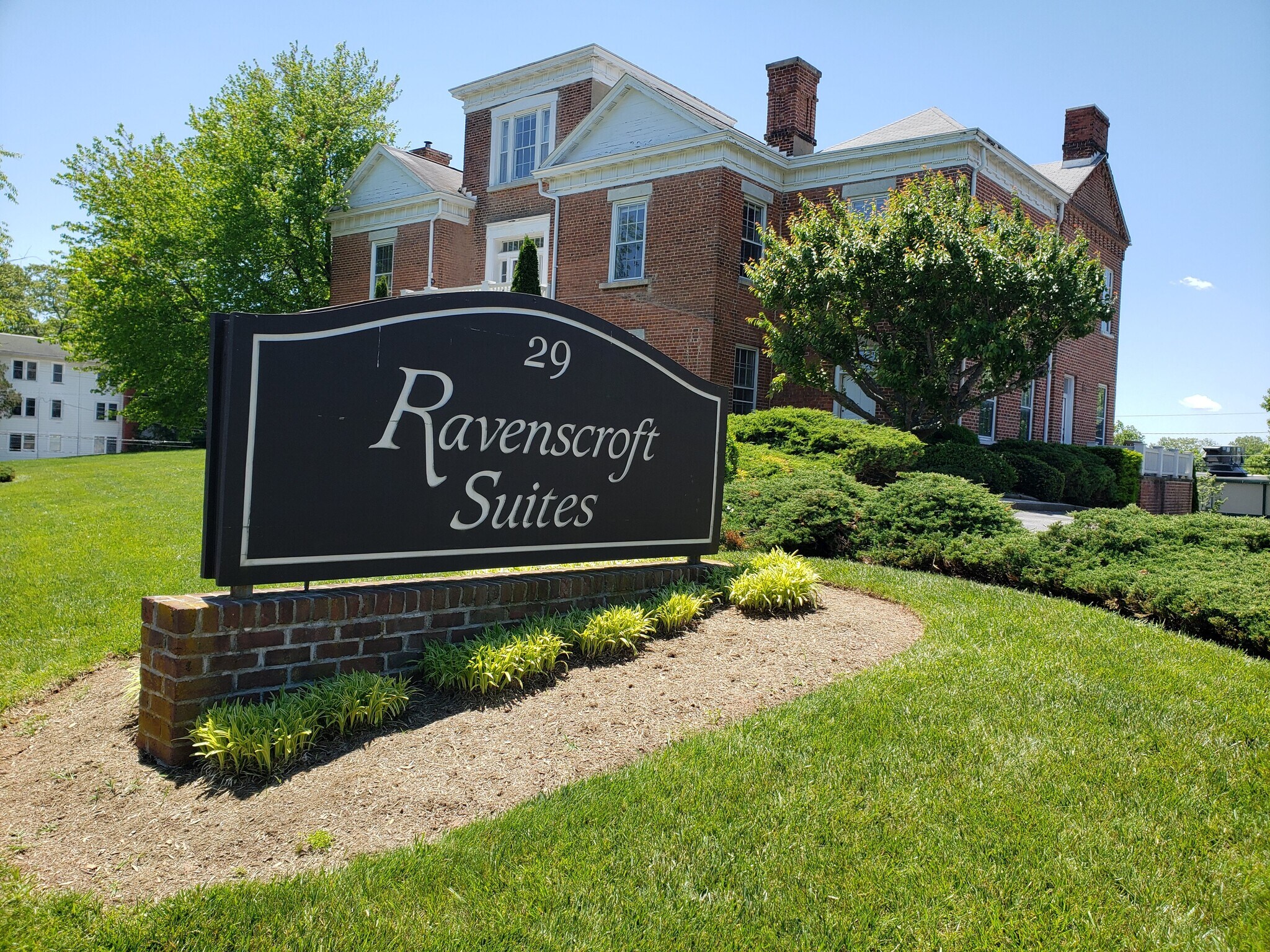 29 Ravenscroft Dr, Asheville, NC à louer Photo du bâtiment- Image 1 de 12