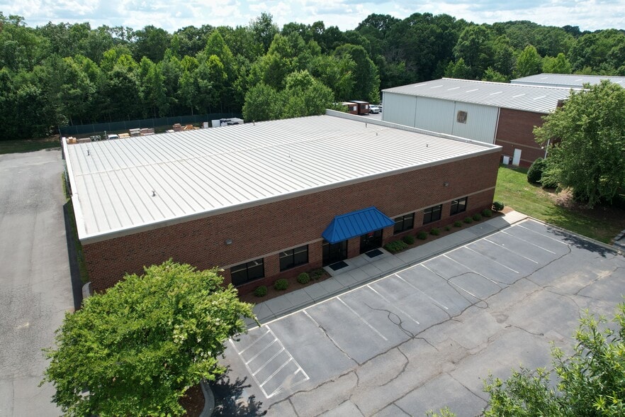 1015 Van Buren Ave, Indian Trail, NC à louer - Photo du bâtiment - Image 2 de 15