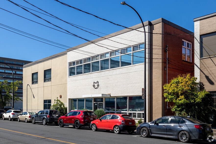 385-399 Pl De Louvain, Montréal, QC for lease - Building Photo - Image 2 of 6