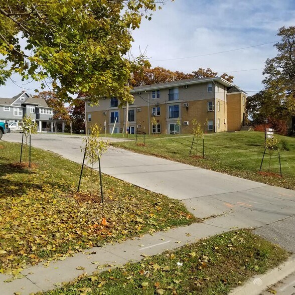 421 College Ave, Des Moines, IA à vendre - Photo du bâtiment - Image 2 de 8