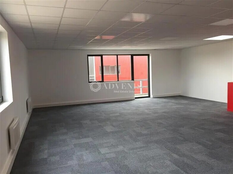 Flex in Saint-Pierre-du-Perray for lease - Interior Photo - Image 3 of 7