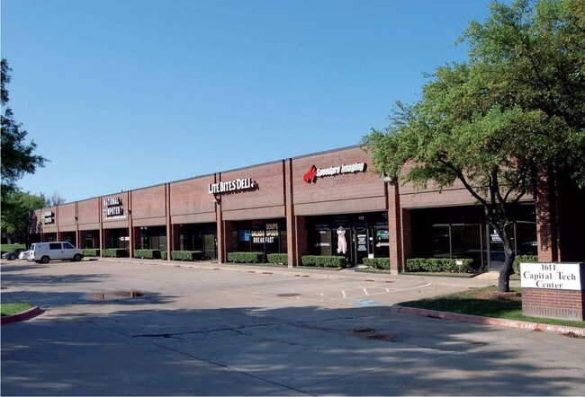 Plus de détails pour 1611 N Interstate 35E, Carrollton, TX - Local d'activités à louer