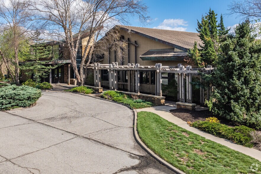 25055 W Valley Pky, Olathe, KS à vendre - Photo du bâtiment - Image 2 de 13