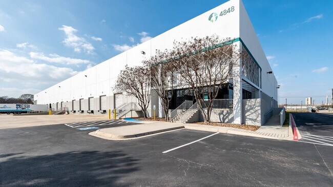 Plus de détails pour 4633 Perrin Crk, San Antonio, TX - Industriel à louer
