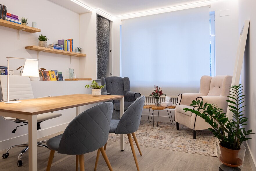 Coworking Space in Calle de Sor Ángela de la Cruz, 40, Madrid for lease - Interior Photo - Image 2 of 5