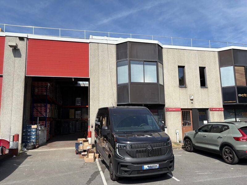 Flex in Collégien for lease Building Photo- Image 1 of 12