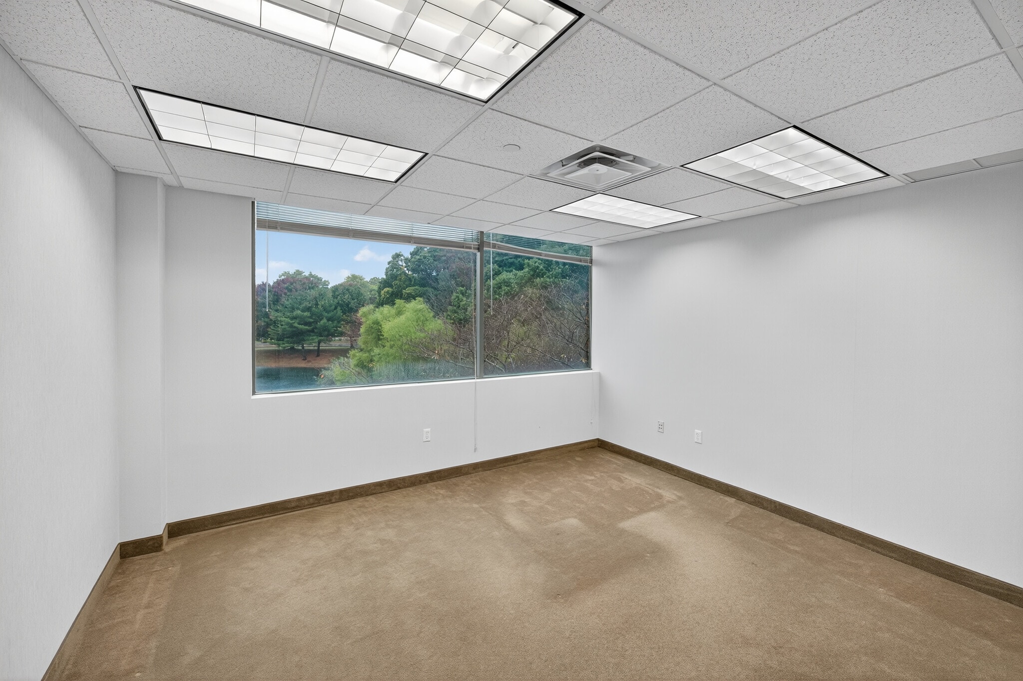 6 Technology Dr, Setauket, NY à louer Photo intérieure- Image 1 de 14