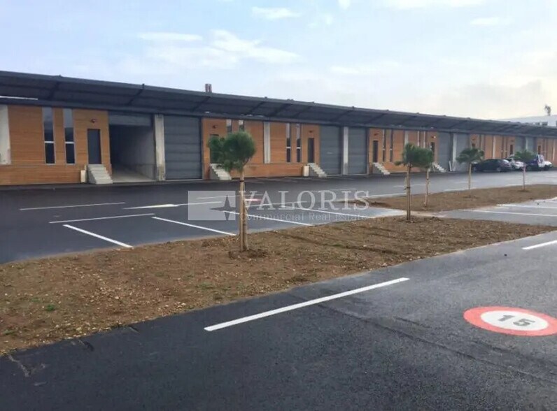 Flex in Saint-Priest for lease - Building Photo - Image 1 of 7