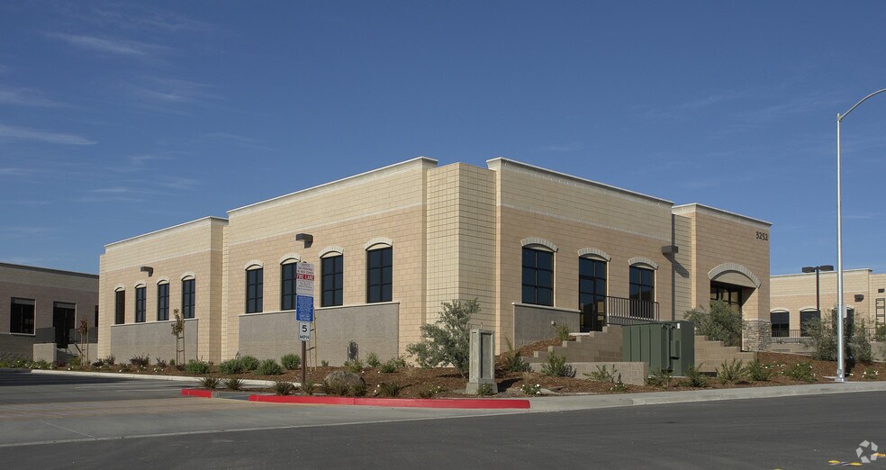 3252 Constitution Dr, Livermore, CA à louer - Photo du bâtiment - Image 3 de 4