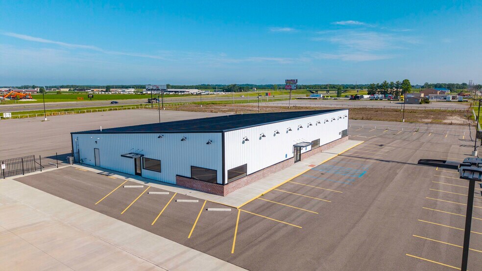 24,800 SF Car Dealership on 5 Acres portefeuille de 2 propriétés à vendre sur LoopNet.ca - Photo du bâtiment - Image 2 de 49