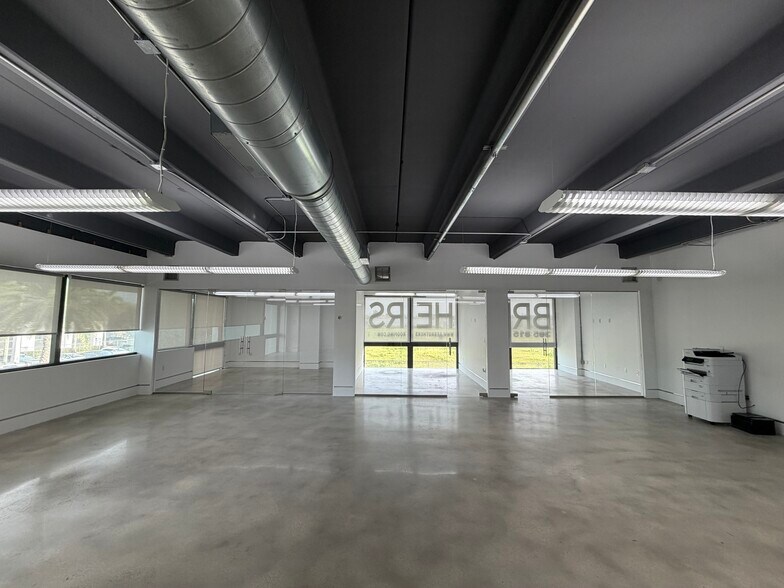 4391 SW 74th Ave, Miami, FL à louer - Photo du bâtiment - Image 3 de 9