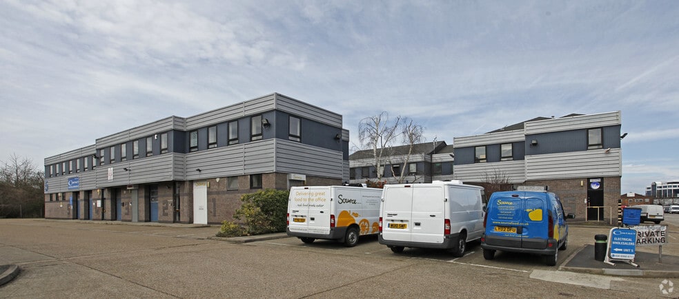 Commerce Rd, Brentford à louer - Photo du bâtiment - Image 2 de 28