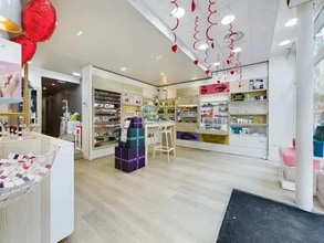 Retail in Paris for lease Interior Photo- Image 1 of 1