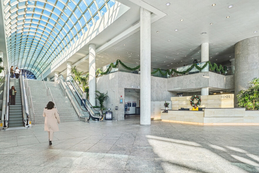 RXR Plz, Uniondale, NY for lease - Interior Photo - Image 2 of 19