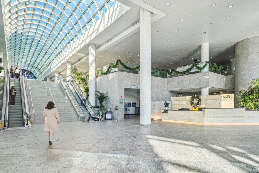 RXR Plz, Uniondale, NY à louer - Photo intérieure - Image 2 de 19