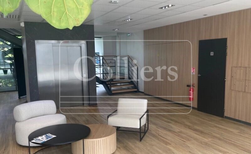 575-655 Allée Des Parcs, Saint-Priest à louer - Hall d’entrée - Image 3 de 13