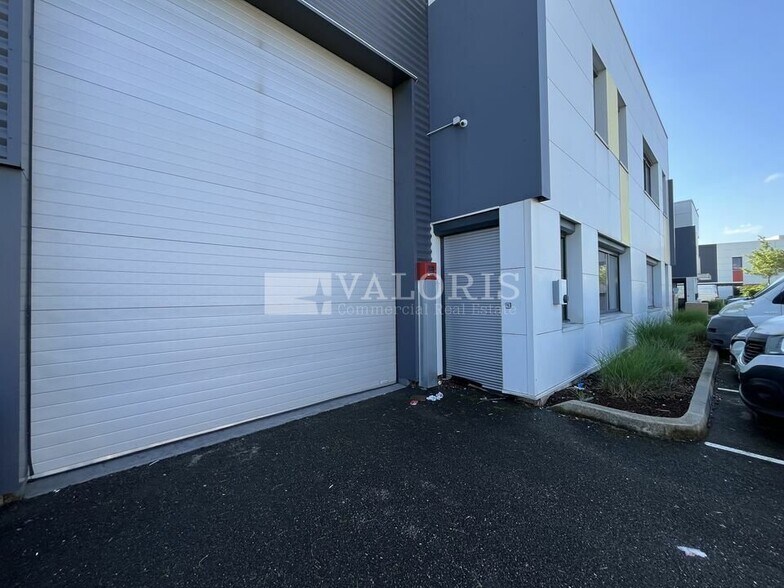 Flex in Saint-Fons for lease - Building Photo - Image 1 of 7