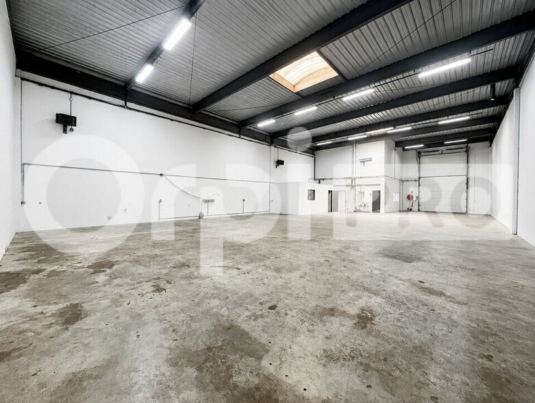 Flex in Coignieres for lease - Interior Photo - Image 3 of 3