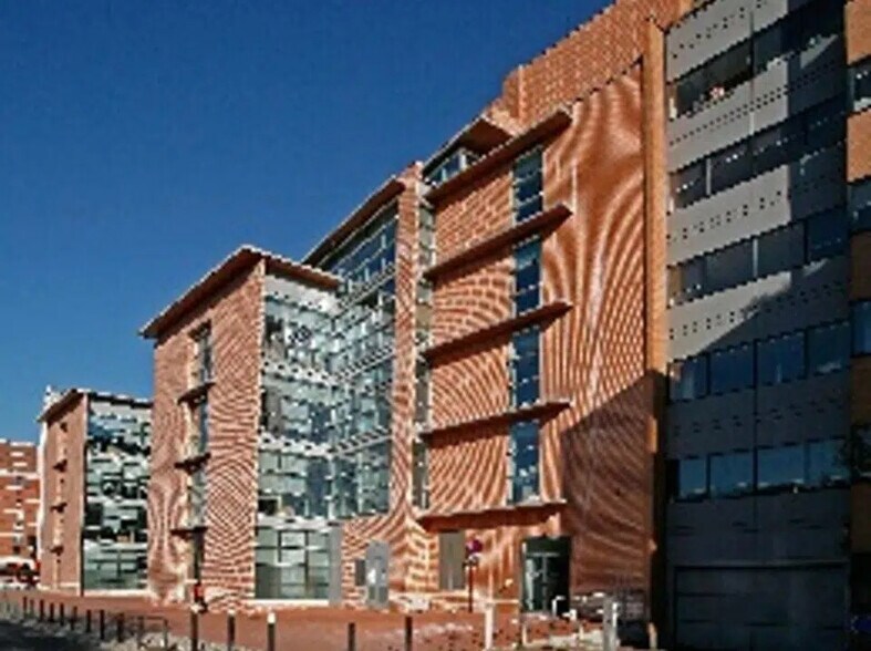 Bureau dans Ivry-sur-Seine à louer - Photo du bâtiment - Image 3 de 5