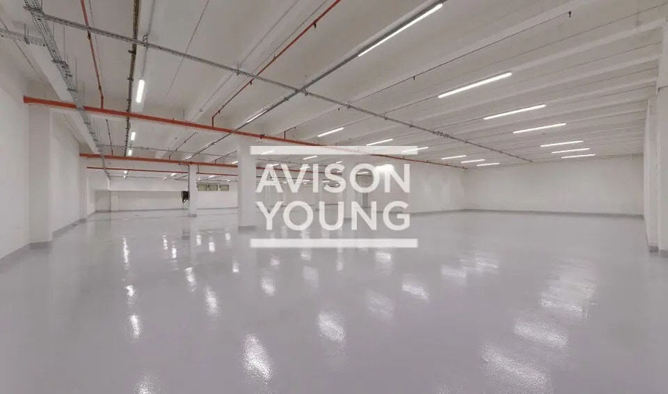 Flex in Paris for lease - Interior Photo - Image 3 of 4