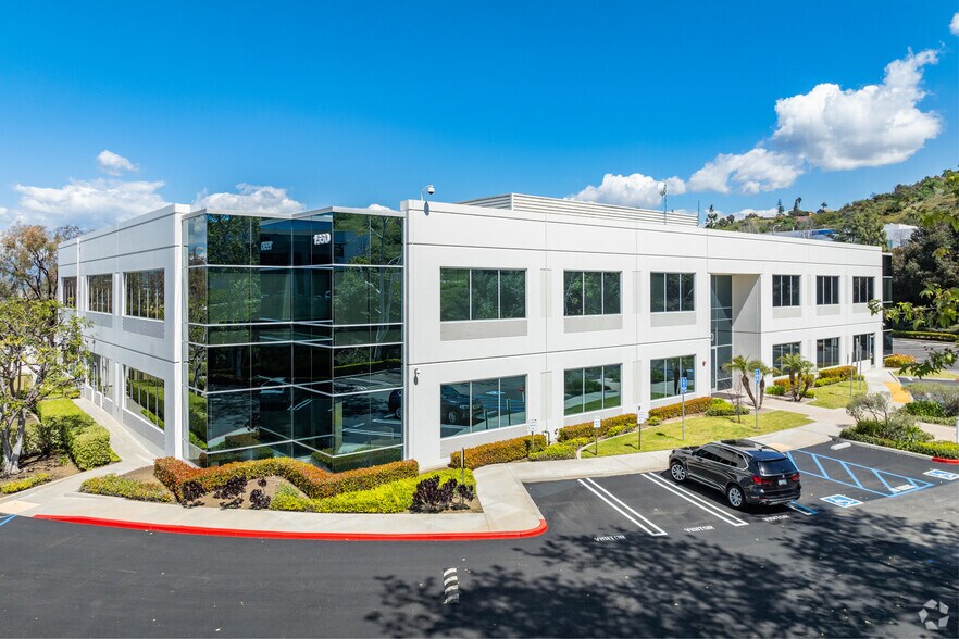 1550 Valley Vista Dr, Diamond Bar, CA à louer - Photo principale - Image 1 de 12