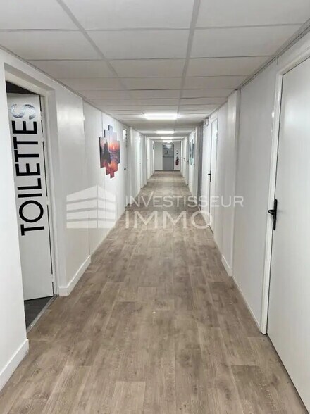 Bureau dans Valenton à louer - Hall d’entrée - Image 3 de 3