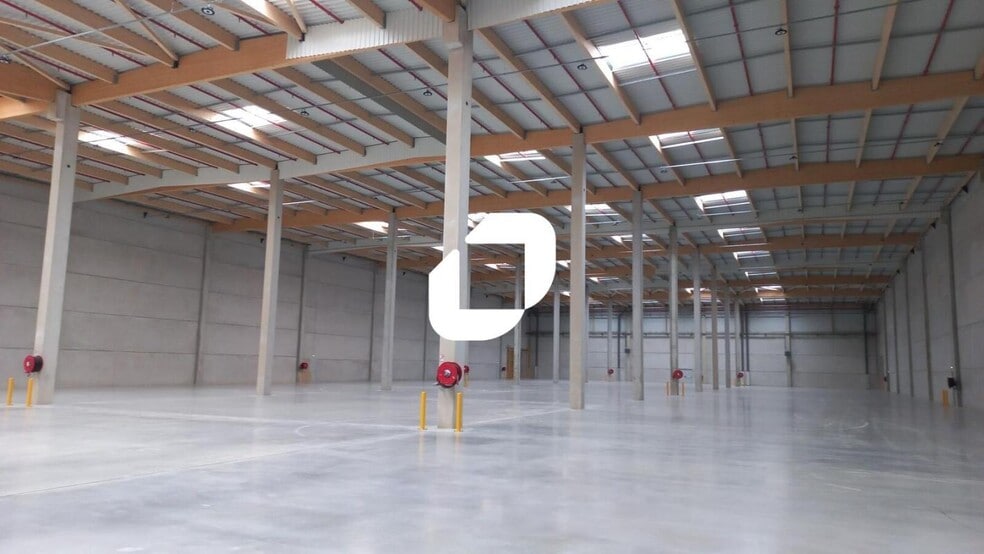 Flex in Nanteuil-le-Haudouin for lease - Interior Photo - Image 2 of 20