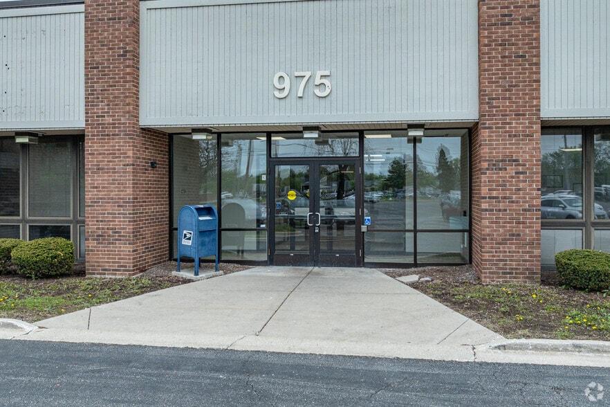 975 E Nerge Rd, Roselle, IL for lease - Building Photo - Image 2 of 5