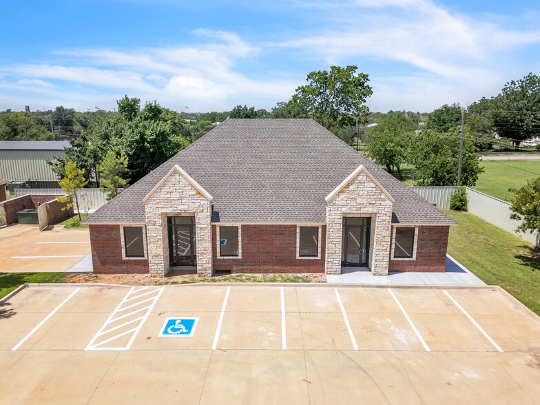 207 E. Memorial Road, Oklahoma City, OK for lease - Building Photo - Image 1 of 14