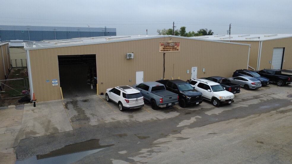 9201 Brown Ln, Austin, TX for sale - Building Photo - Image 3 of 4