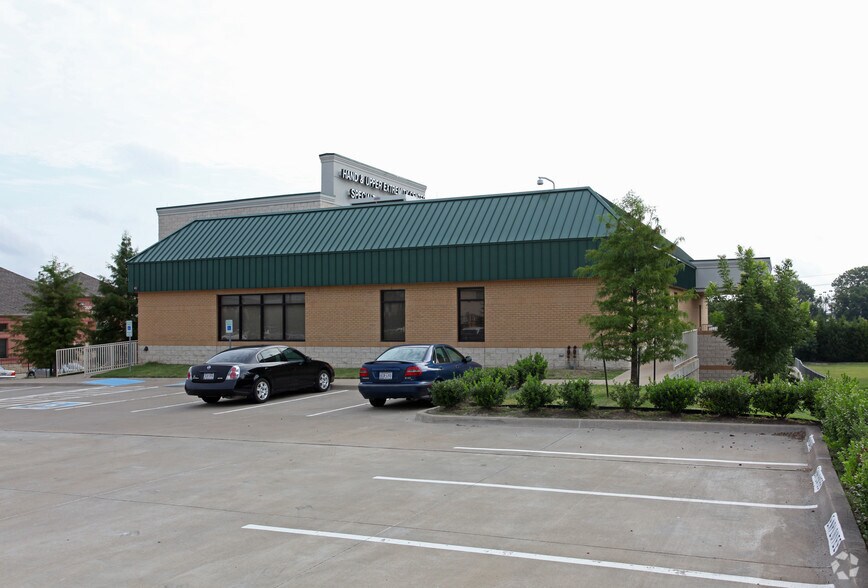 7989 W Virginia Dr, Dallas, TX à vendre - Photo du bâtiment - Image 3 de 5