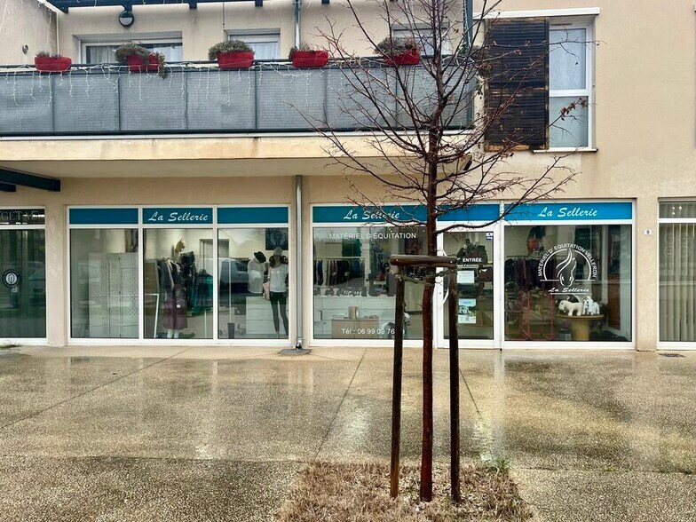 Retail in Velleron for lease - Building Photo - Image 1 of 4