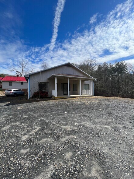 28 Mullin Hill Rd, Spruce Pine, NC à vendre - Photo du bâtiment - Image 2 de 16