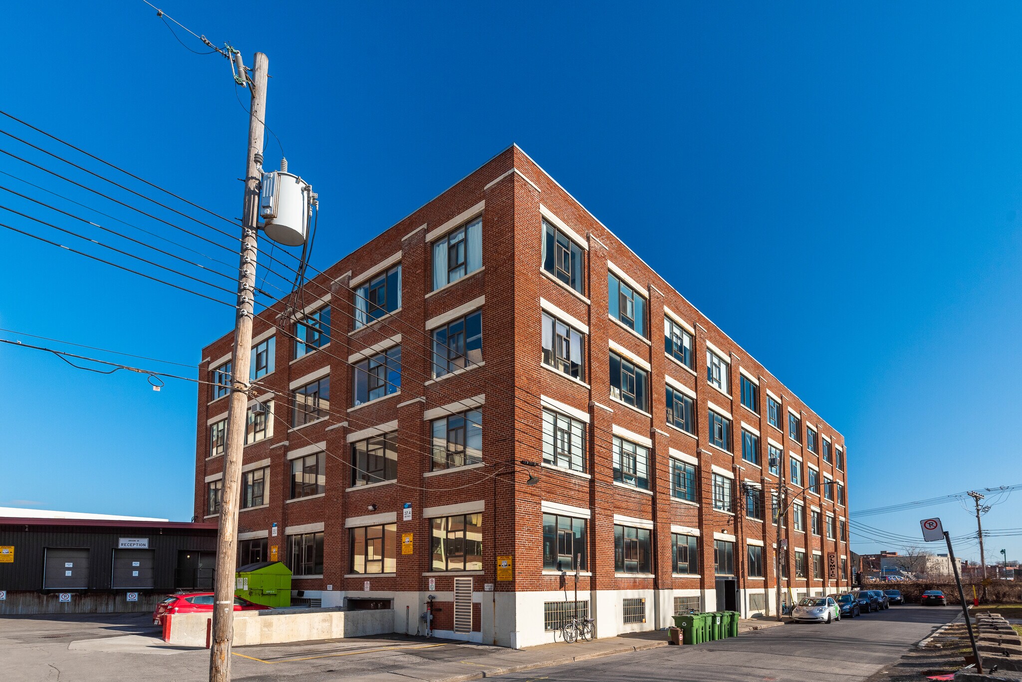 6829-6845 Av de l'Épée, Montréal, QC à louer Photo principale- Image 1 de 17