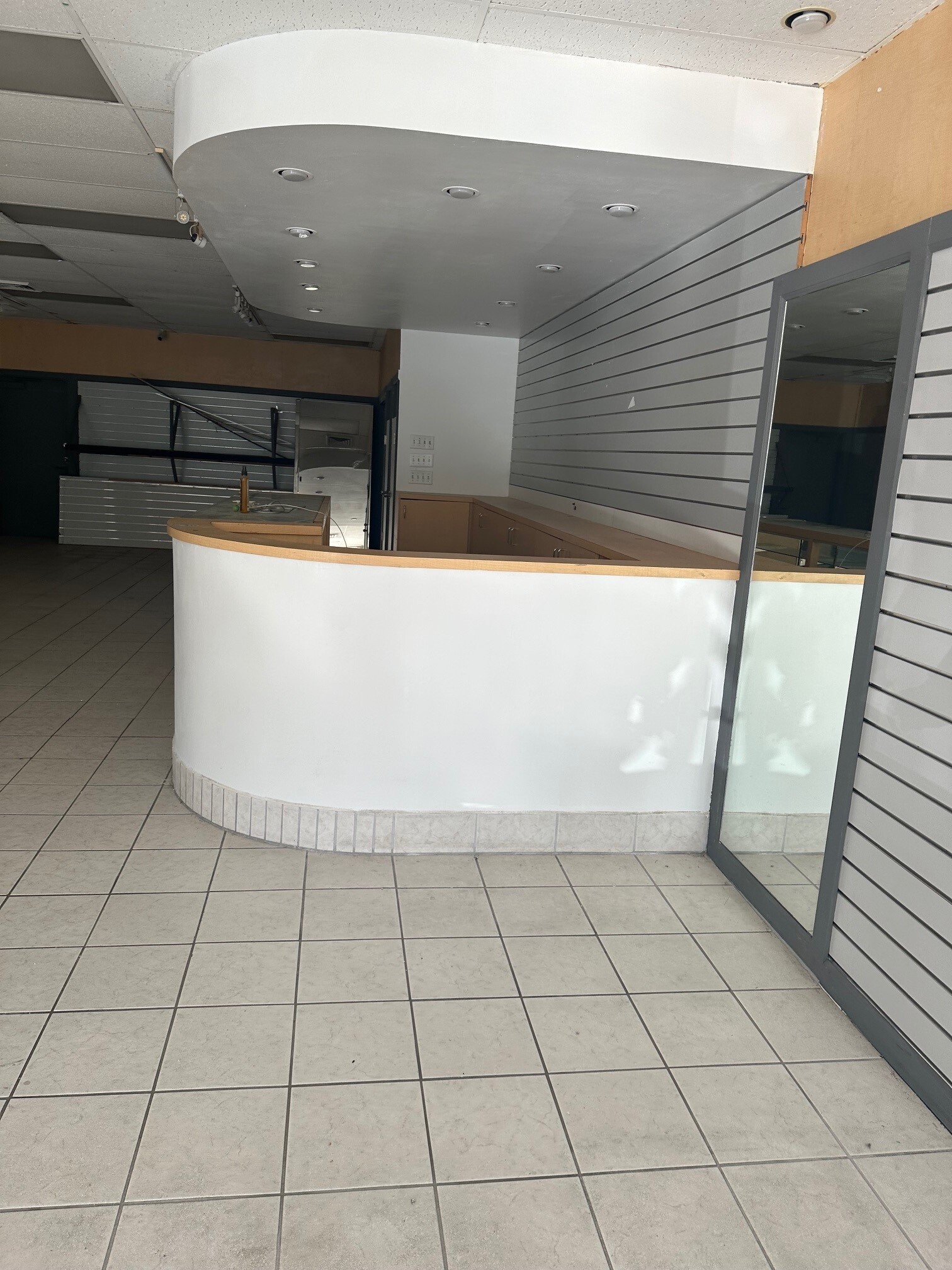 1960 Kapiolani Blvd, Honolulu, HI for lease Interior Photo- Image 1 of 3