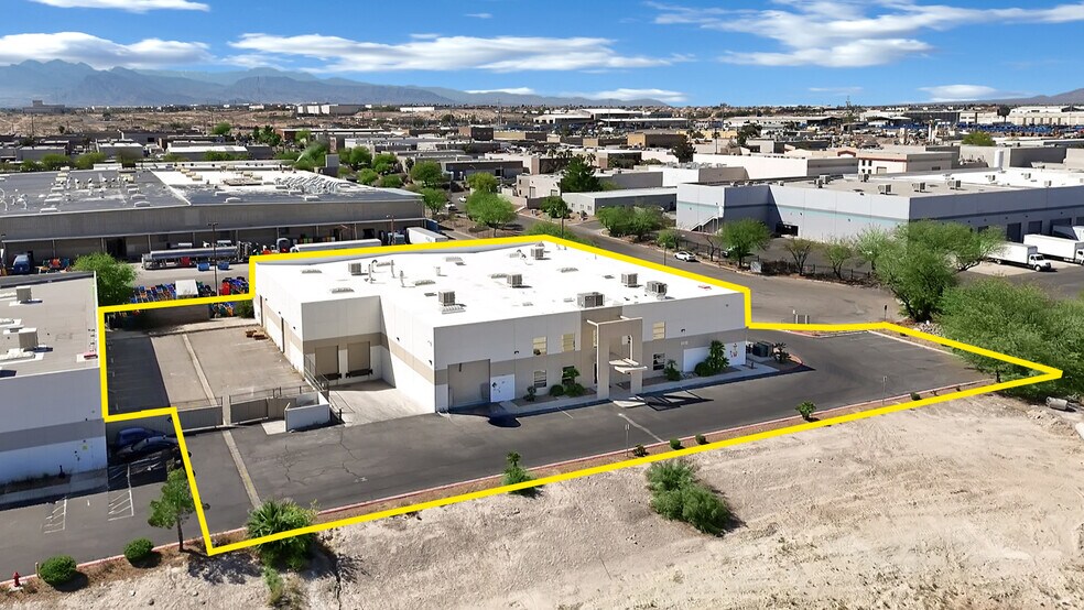 201 E Mayflower Ave, North Las Vegas, NV à louer - Photo du bâtiment - Image 2 de 9