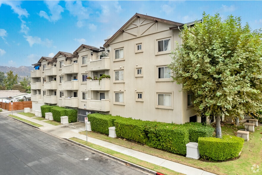 1615 Yosemite Dr, Los Angeles, CA for sale - Building Photo - Image 2 of 5