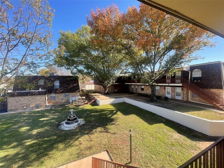 106 E Josephine St, Weatherford, TX à vendre - Photo du bâtiment - Image 2 de 26