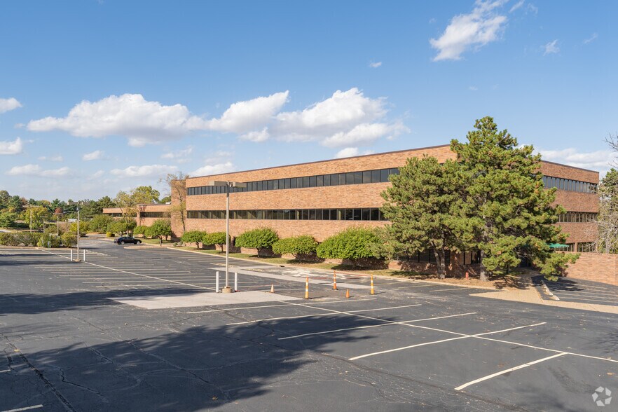 945-951 Hornet Dr, Hazelwood, MO à louer - Photo du bâtiment - Image 3 de 9