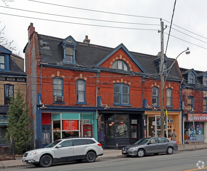 249-253 Gerrard St E, Toronto, ON à louer - Photo du bâtiment - Image 2 de 7