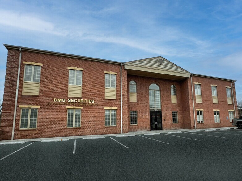 746 Walker Rd, Great Falls, VA à louer - Photo du bâtiment - Image 3 de 4