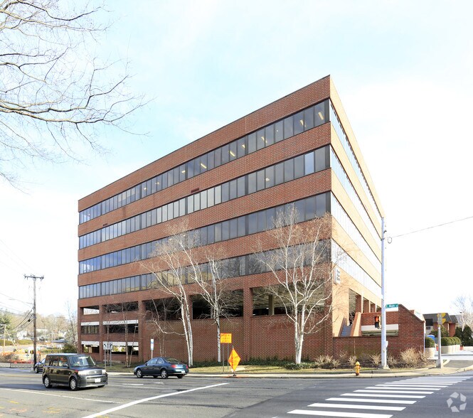 1281 E Main St, Stamford, CT à louer - Photo du bâtiment - Image 1 de 7