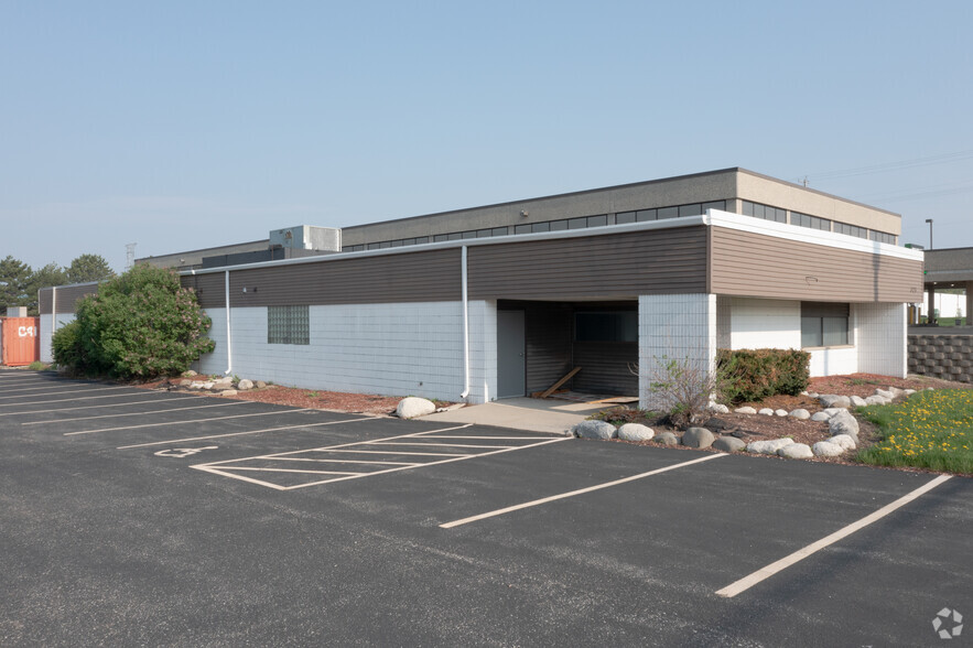 325 N Janacek Rd, Brookfield, WI for lease - Building Photo - Image 1 of 9