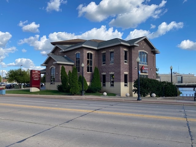 145 N Commercial St, Neenah, WI à vendre - Photo du bâtiment - Image 2 de 12