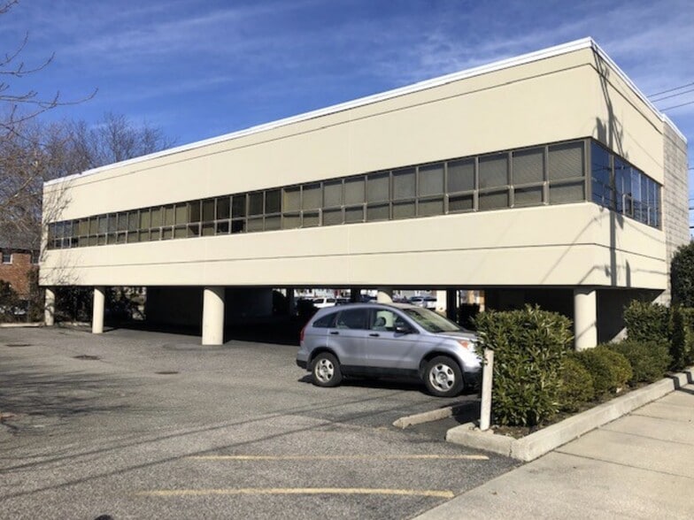 233 Willis Ave, Mineola, NY à vendre - Photo du bâtiment - Image 2 de 11