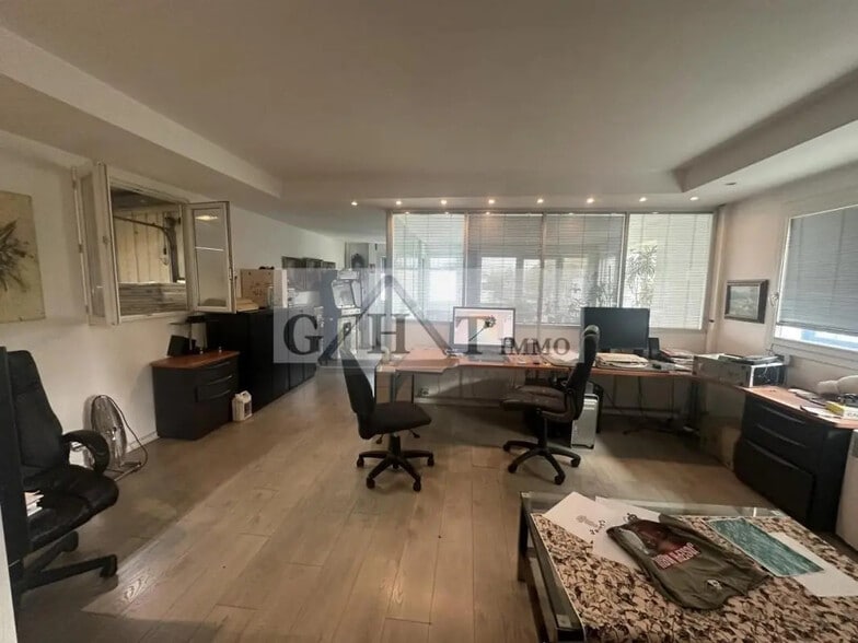 Industrial in Montreuil for sale - Interior Photo - Image 3 of 3