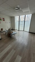 Retail in Villeurbanne for lease Interior Photo- Image 2 of 4