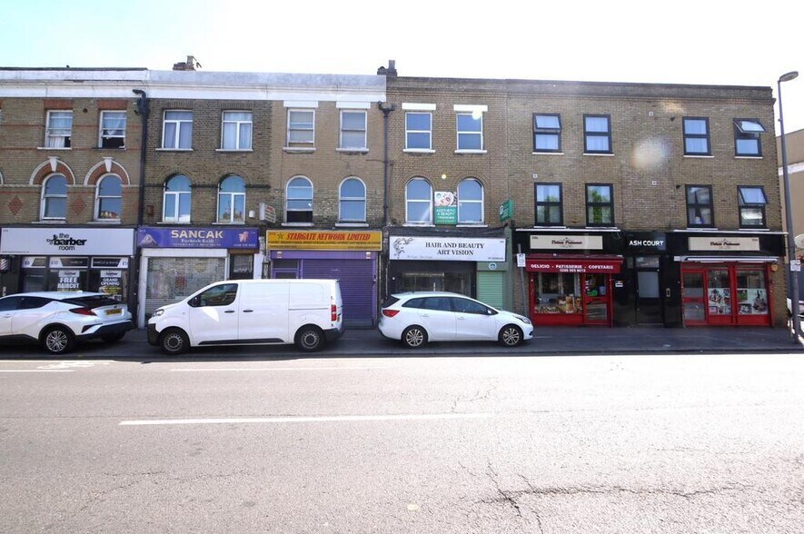 High Rd, Londres à louer - Photo du bâtiment - Image 1 de 12